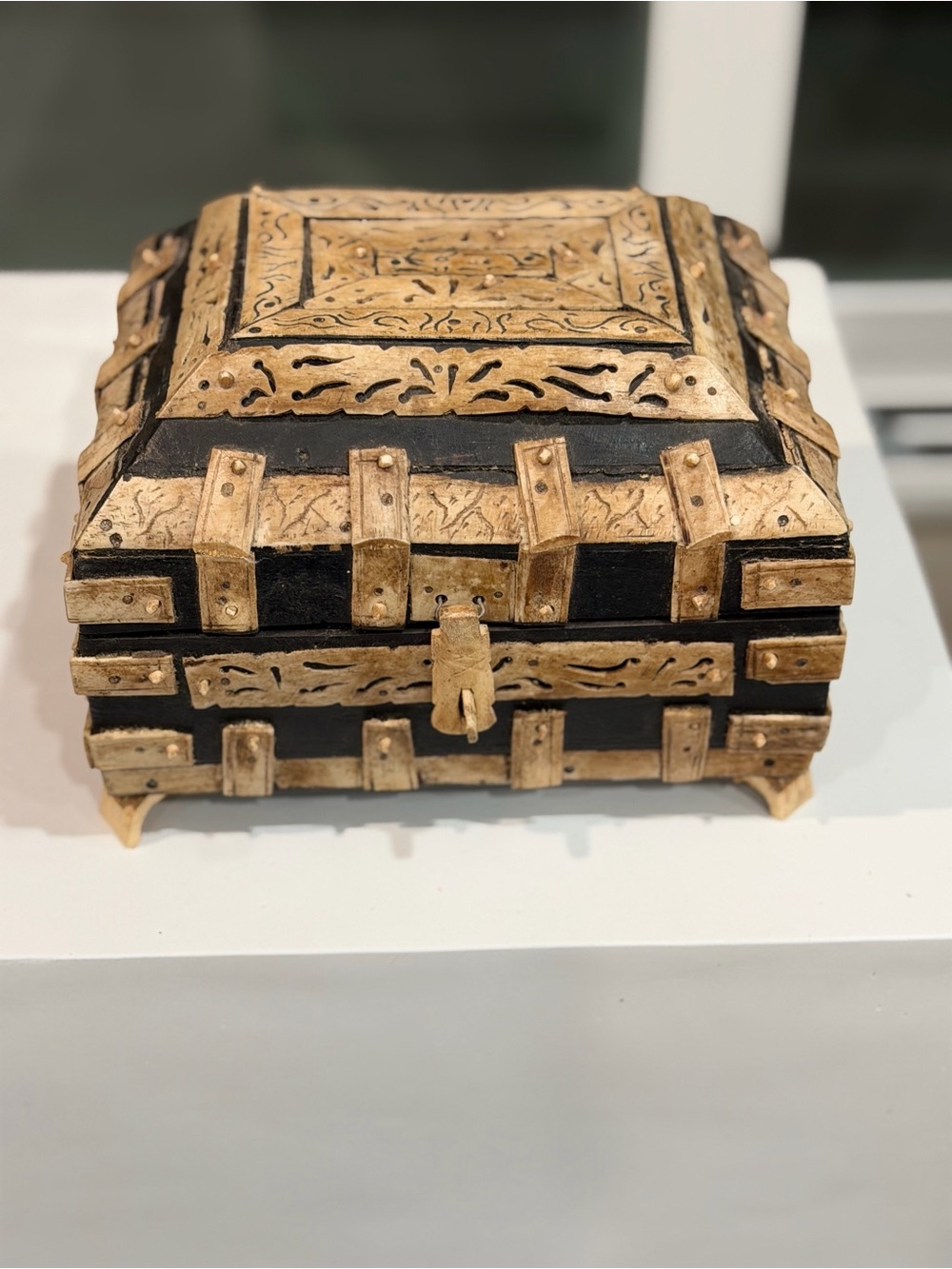 Vintage 19th century Anglo Indian box made of wood and bone !